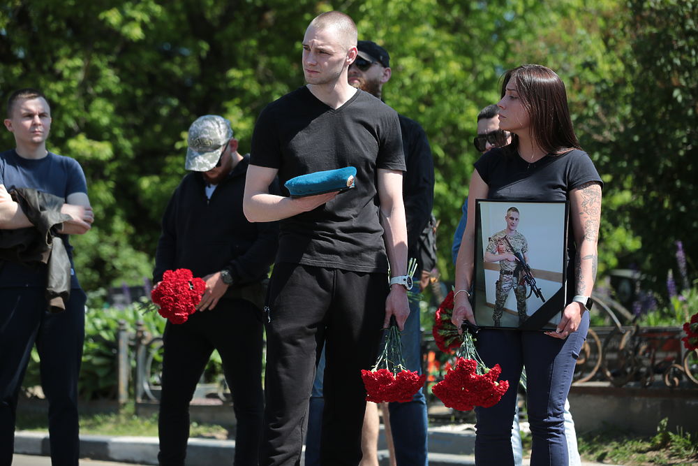 Можно ли на похороны идти в шортах. Похороны стиль одежды. Одежда на похороны. Черное платье на похороны. Можно ли на похороны идти в шортах.