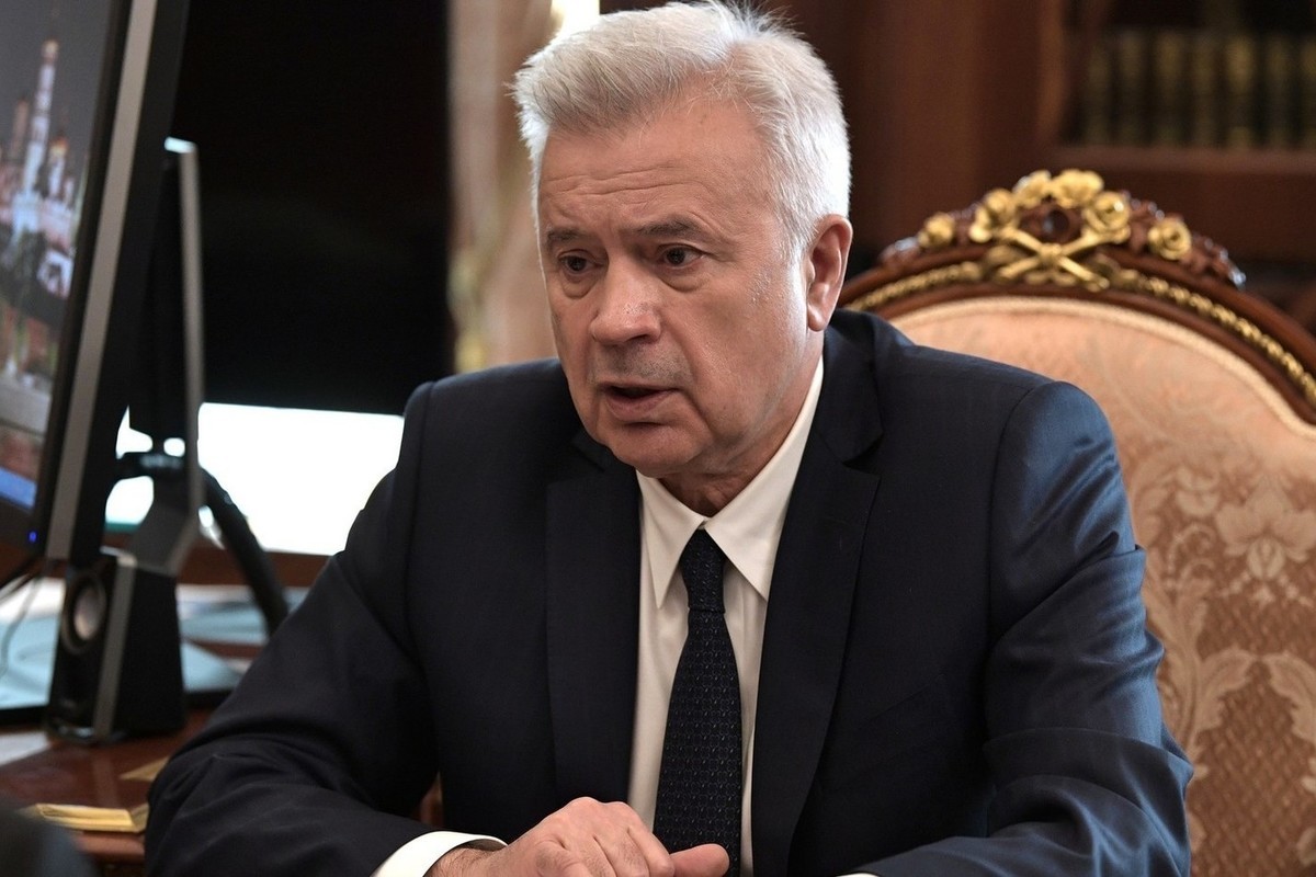 алекперов смеется