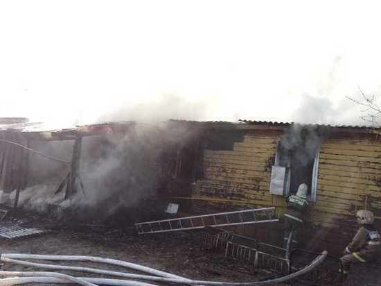 Пожарные вывели 15 человек из горящего дома в Уренгое