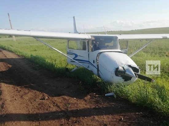В Татарстане из-за отказа двигателя спланировал в поле самолет