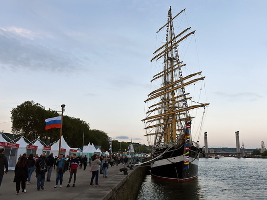 Парусник «Крузенштерн» прибыл в Руан на фестиваль «L'Armada 2019»