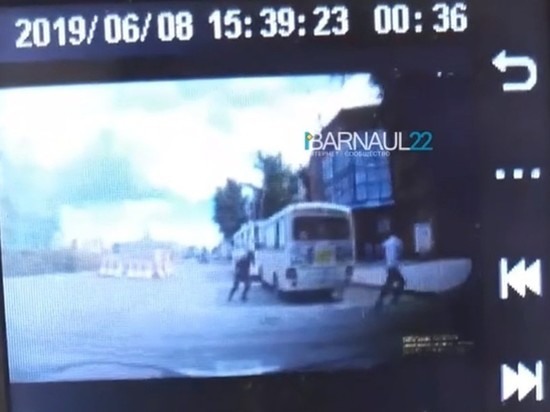 Подростки выпрыгнули из окна маршрутки в Барнауле