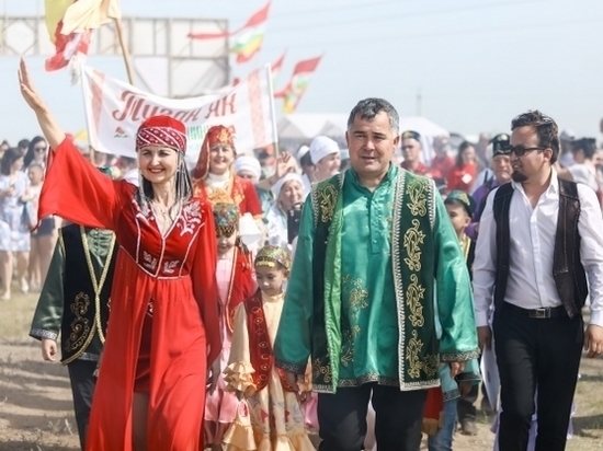 Волгоградцы попробовали чак-чак на татарском празднике Сабантуй