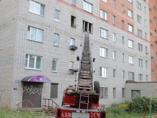 В Смоленске из горящей квартиры пожарные спасли мужчину и женщину