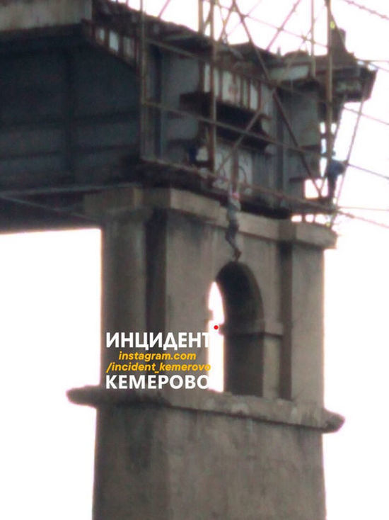 Кемеровчанин забрался на старый мост ради эффектной фотографии