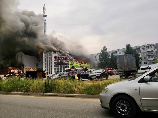 В  Щекино горит торговый центр