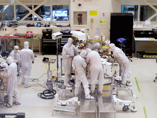 В NASA запустили онлайн-трансляцию сборки ровера для полета на Марс