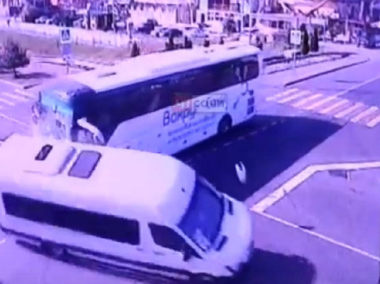 В Сочи столкнулись два туристических автобуса: один перевернулся, пострадали люди