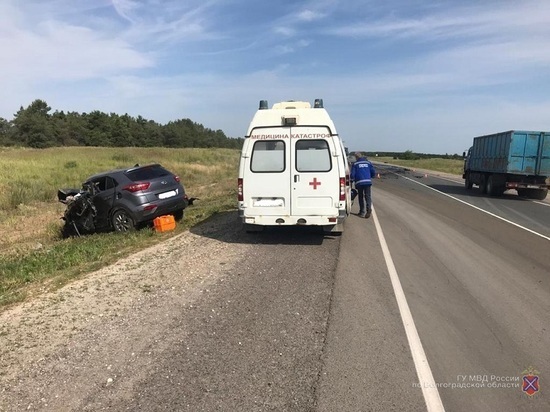 Два человека пострадали в тройном ДТП на волгоградской трассе