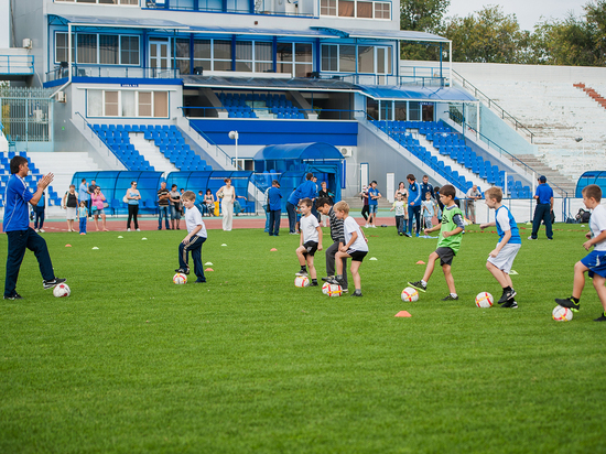 В Астрахани  маленьких детей учат играть в футбол