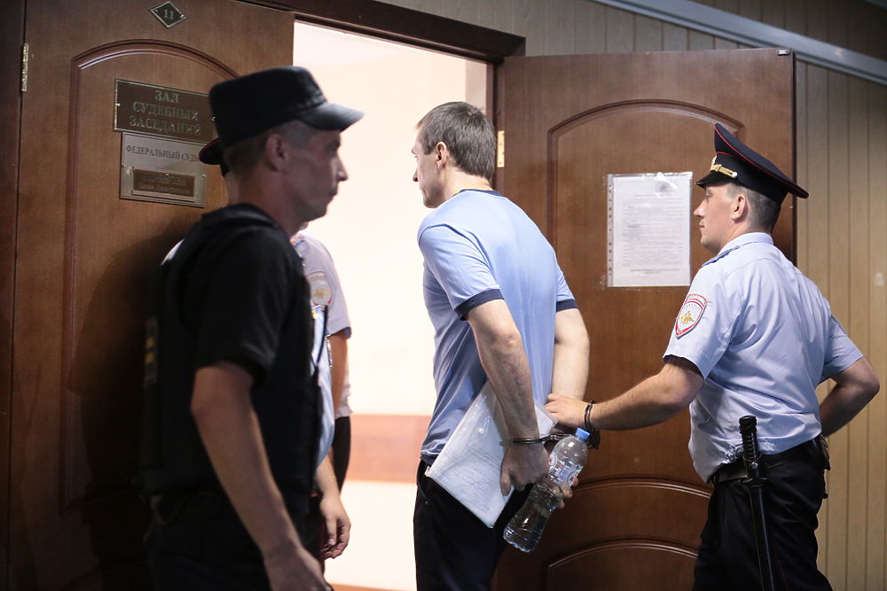 Приговор полковник-миллиардер Захарченко выслушал с невозмутимым лицом: фото из суда