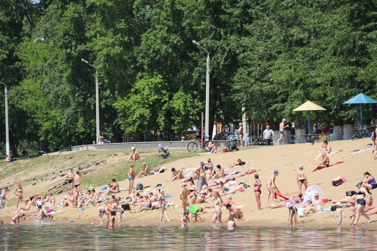 Пляж покупаться. Пляж в Твери на Волге. Городской пляж Тверь. Тверца пляж Тверь. Волга городской пляж Тверь.