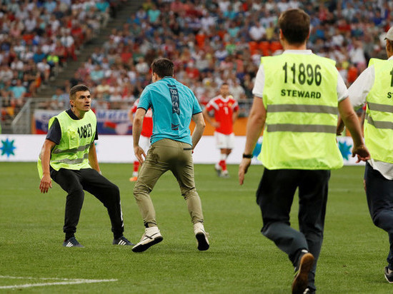 Выбежавшего на поле во время матча в Саранске пензенца арестовали на 15 суток
