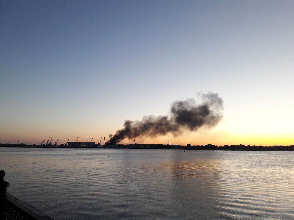 В Астрахани горит рыбный цех: кадры пожара