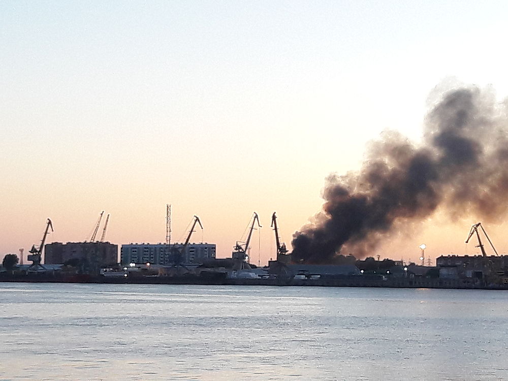 В Астрахани горит рыбный цех: кадры пожара