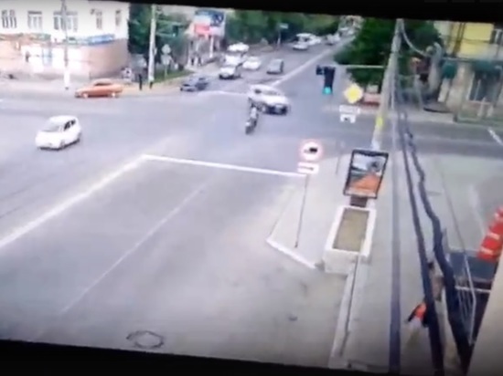 Видео смертельного столкновения мотоцикла и Surf в Чите появилось в Сети