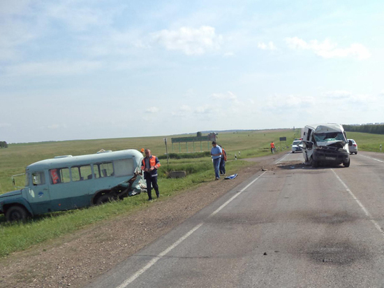 В Башкирии микроавтобус протаранил дорожный автобус: двое пострадавших