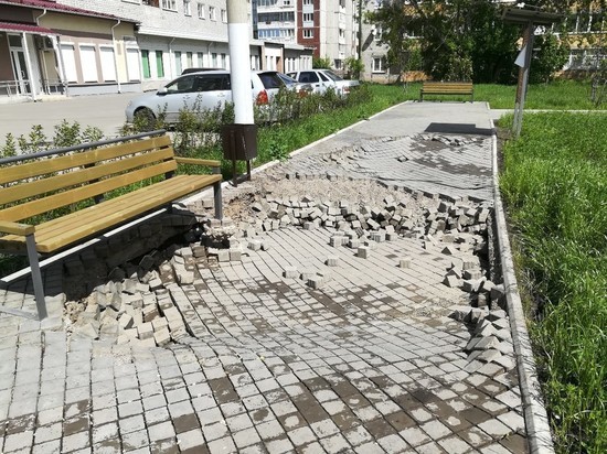 В сквере на Новосибирской провалилась новая брусчатка