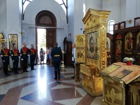В Волгограде святыне поклонились солдаты роты почетного караула