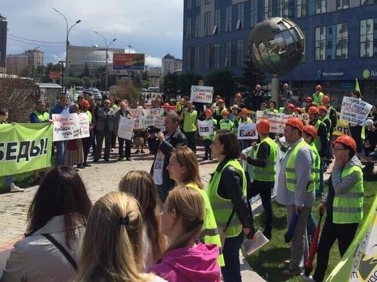 Митинг против стройки у лицея № 22 прошел во французской стильной одежде