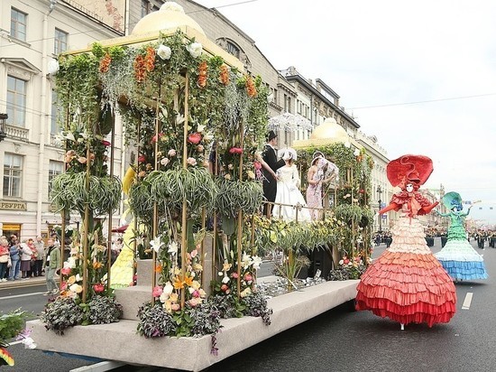 Фестиваль цветов на три дня перекрыл улицы в центре Петербурга