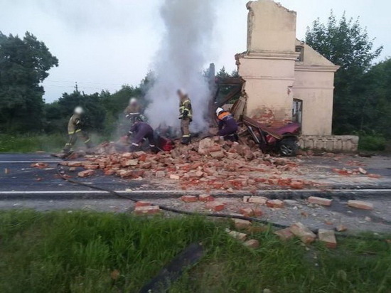 Под Советском водитель «Мерседеса» разбился о придорожное здание Под Советском водитель «Мерседеса» разбился о придорожное здание