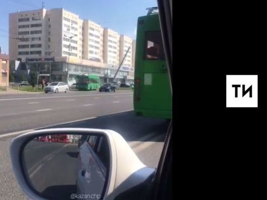 В Казани на Чистопольской над дорогой накренился столб В Казани на Чистопольской над дорогой накренился столб