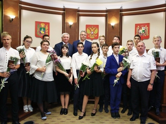 Ставропольские школьники получили паспорта из рук губернатора