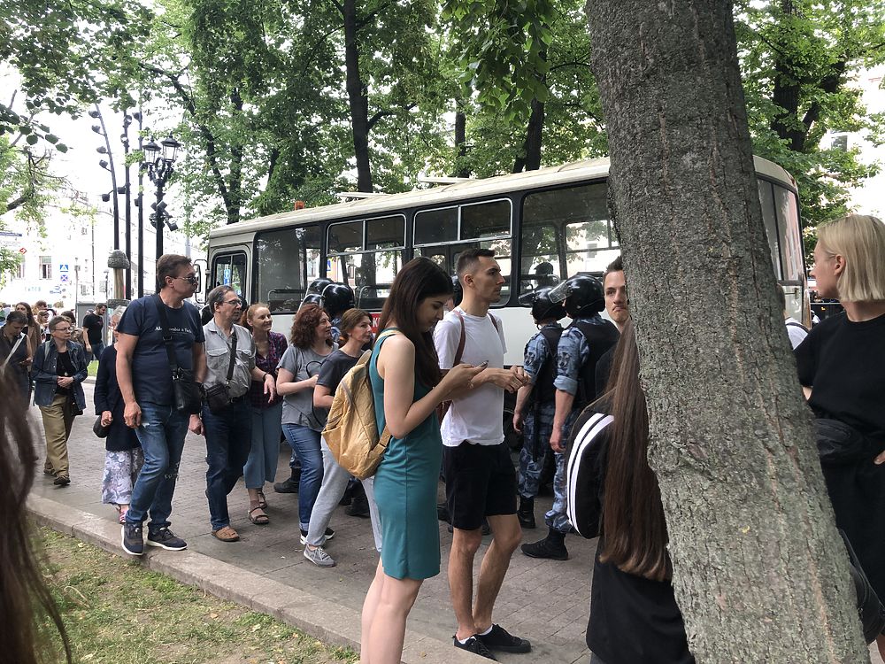 На несогласованном митинге в Москве задержаны журналисты: кадры с улиц 