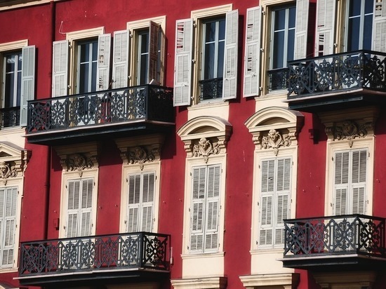 Уютно и удобно: как обустроить стандартный балкон