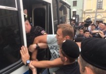 Алексей Навальный сообщил в своем микроблоге в Твиттере, что он отпущен на свободу послед задержания полицией на во время несанкционированной акции в центре Москвы в поддержку журналиста Ивана Голунова