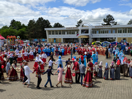 День России в Хабаровске отметили большим хороводом