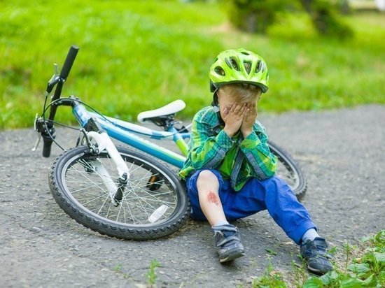 В Абакане шестилетний мальчик на велосипеде попал под колеса Лексуса