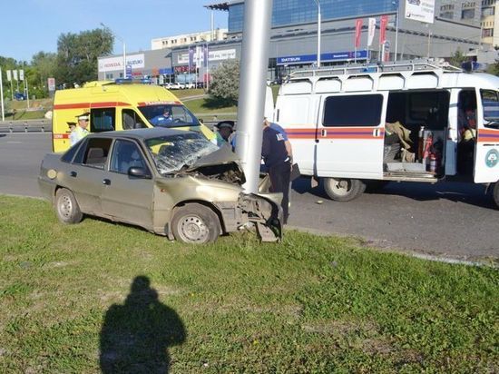 Авария в Уфе: водитель оказался зажат в автомобиле