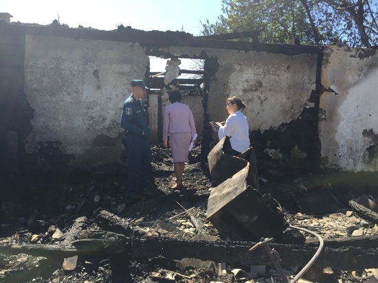 В Туве две многодетные семьи лишились жилья из-за пожара. Два человека погибли В Туве две многодетные семьи лишились жилья из-за пожара. Два человека погибли