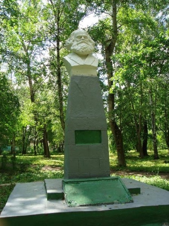 В Ярославской области разваливается самый старый революционный памятник
