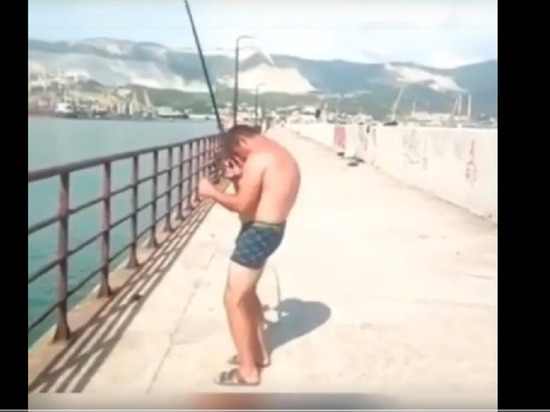 Пьяный рыбак из Новороссийска набирает лайки и просмотры