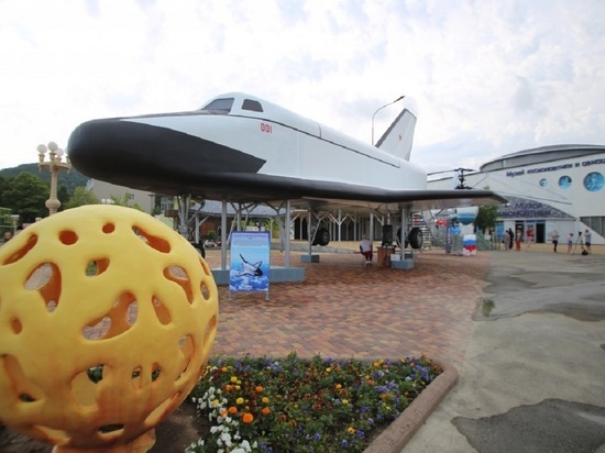 На набережной в Архипо-Осиповке установили макет космического корабля
