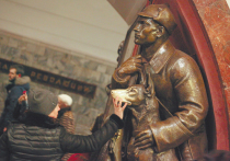 Милая на первый взгляд традиция тереть нос собакам на станции метро «Площадь Революции» грозит непоправимым ущербом для уникальных скульптур, предупреждают искусствоведы