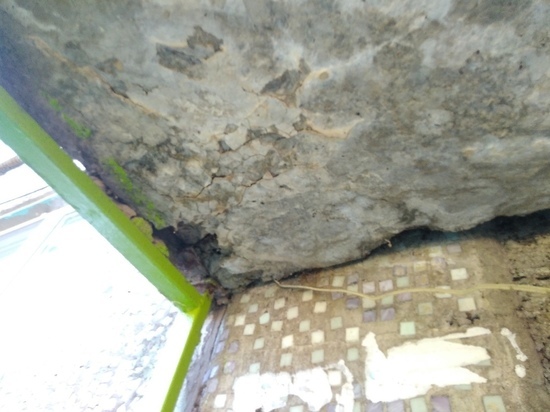 Жители Киреевска жалуются на полуразвалившийся бетонный козырек