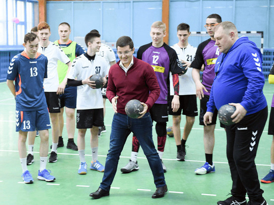 Дмитрий Артюхов сыграл в гандбол с командой «Фаворит»