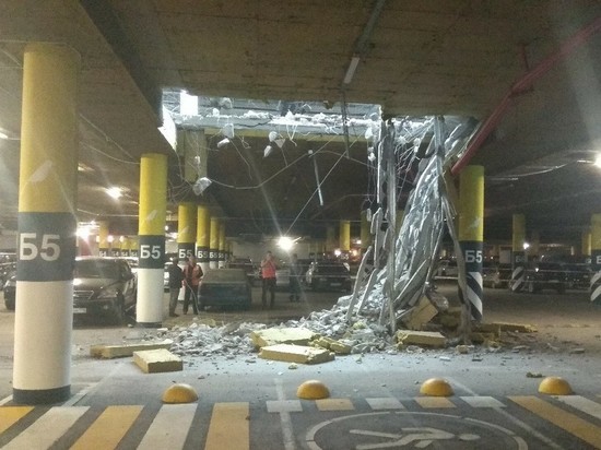 В «Мега Дыбенко» потолок парковки рухнул на машины