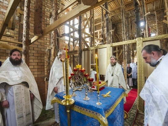Митрополит Тихон совершил первую литургию в новом храме при Псковской городской больнице
