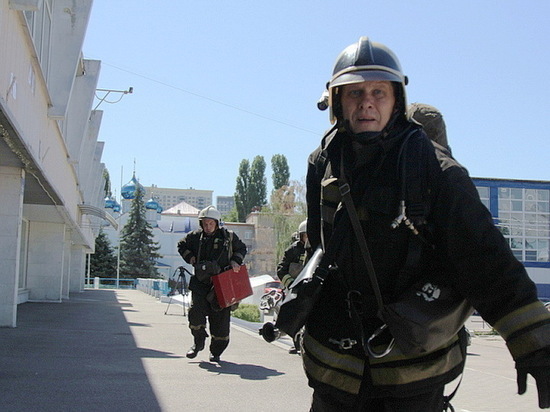 Воронежские спасатели потушили учебный пожар в СК «Юбилейный»