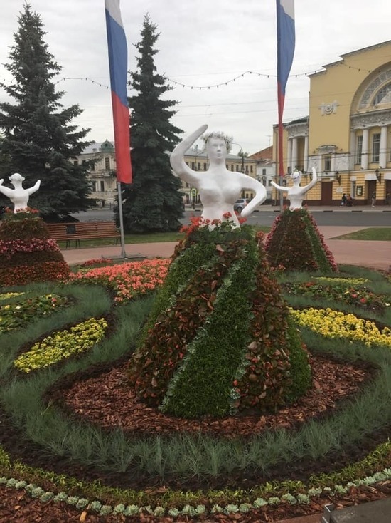 В Ярославле установили пугающую клумбу