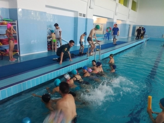 Калмыцкие спасатели учили детей плавать