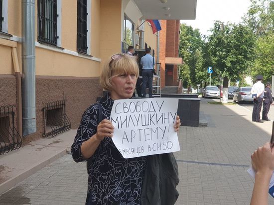 Мать Артёма Милушкина провела пикет у здания УМВД в Пскове