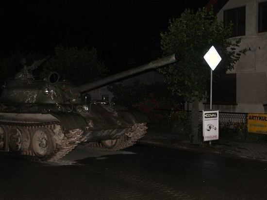 Пьяный поляк разъезжал по городу на советском танке Т-55