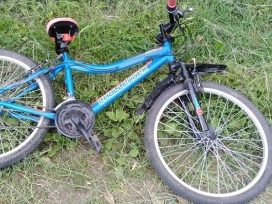 В Удмуртии под колеса автомобиля на трассе попала 8-летняя велосипедистка