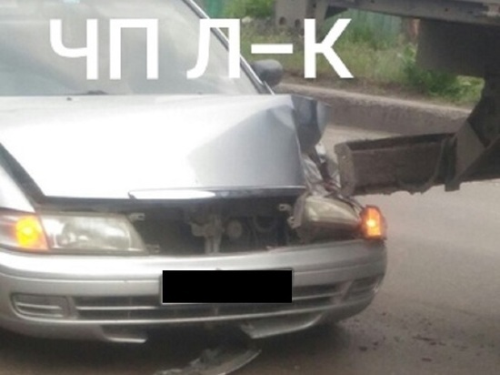 Иномарка въехала в грузовик возле переезда в Ленинске-Кузнецком